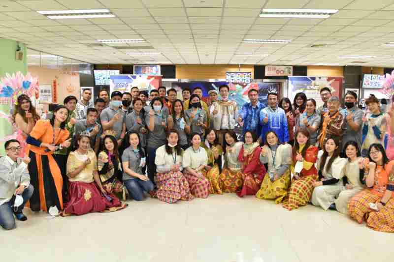 友達推動「安心、、創新、、、、用心、、、、同心、、、、盡心」五星職旅，，，，為菲籍員工打造全方位照護，，，首度贏得「人權實踐與發展領袖獎」殊榮