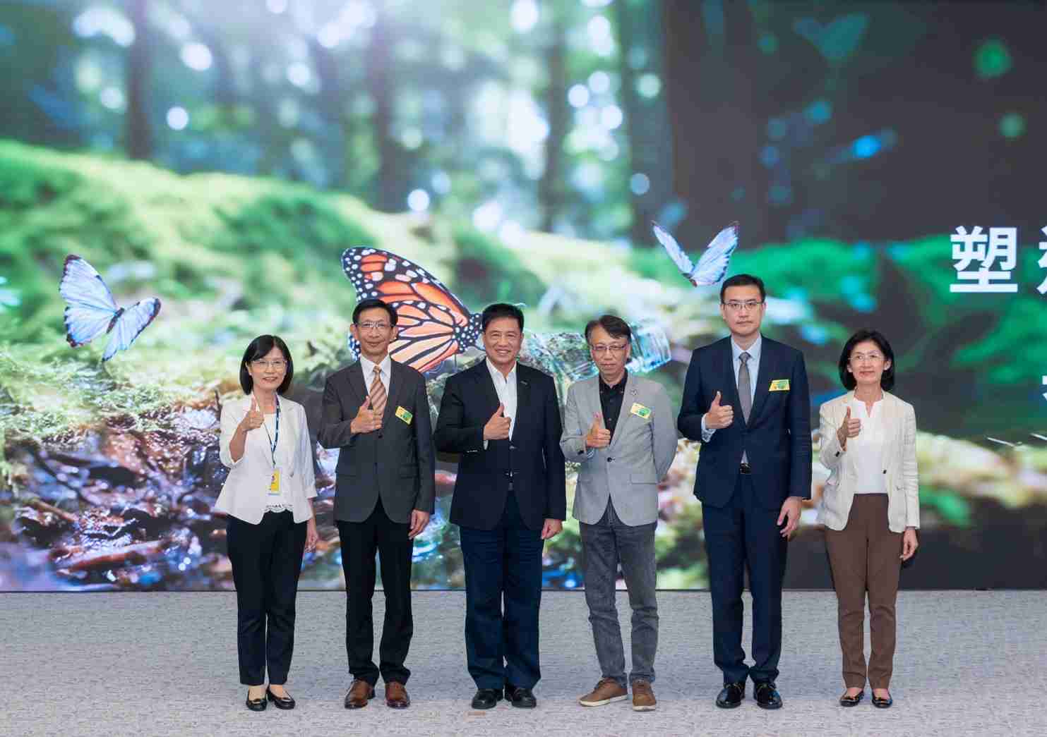 友達2023 CSR共榮大會，，，，邀請領域專家分享交流生物多樣性管理趨勢、、、無塑產品、、海廢永續塑料等議題  （圖左到右：友達光電永續長古秀華、、3M台灣技術長陳君杰、、、、友達光電董事長暨集團策略長彭双浪、、、、光寶科技企業永續發展處處長陳慶暉、、安永聯合會計師事務所執業會計師曾于哲、、、友達光電供應鏈總部副總經理吳宜芳）