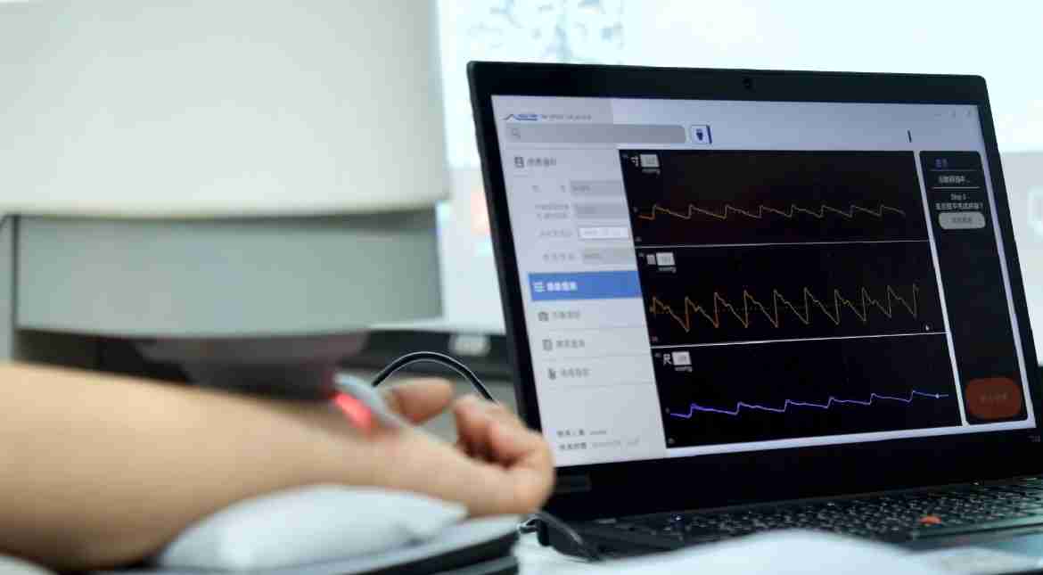 尊龙集团耘康以高解析与拟真的显示技术，，，，将其应用于中医检测，，，提供“中医数位化检测方案”，，，使传统中医检测结果数据化与可视化