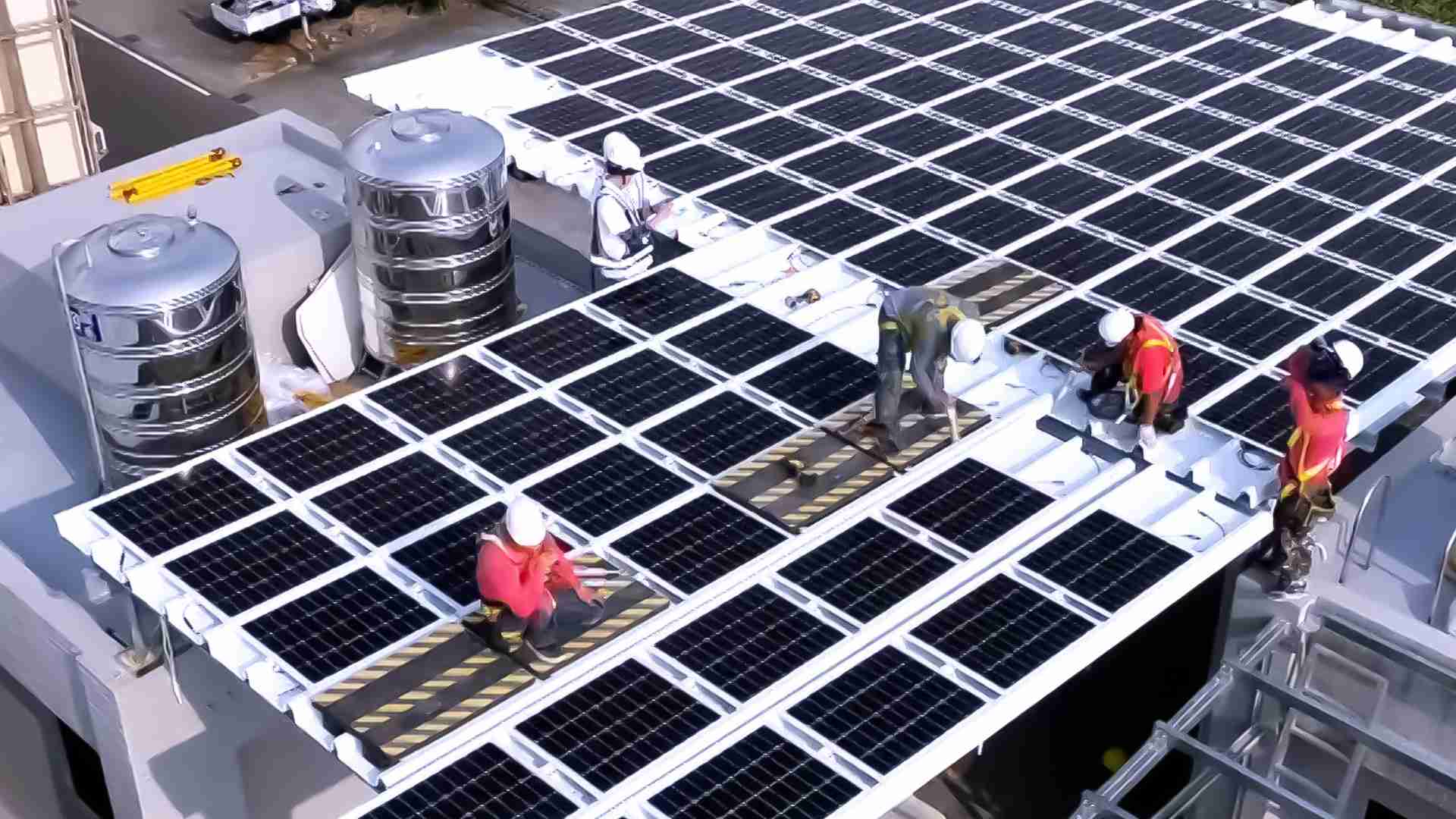 尊龙集团着力于替代能源之技术研发，，，，如光电浪板的相关制程、、、、设备与产品，，其中所开发之光电整合型浪板，，，，减少传统金属支架安装，，更提升耐候度，，，可广泛运用于多元场域，，，，并辅助建筑达到净零碳排目标