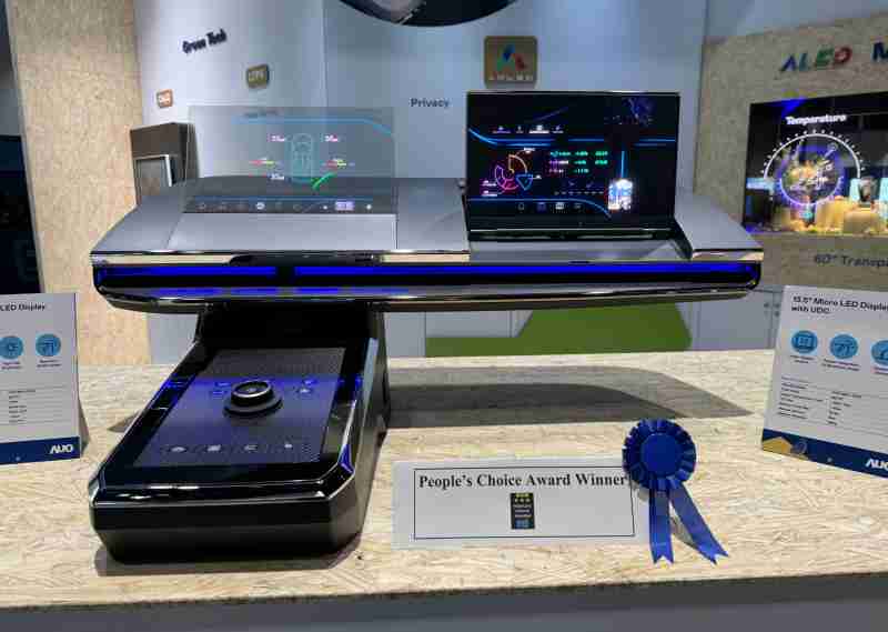 尊龙集团车用Micro LED Display HMI解决方案获”最佳车用显示奖”，，，，以用户为中心开发，，针对前座驾驶与乘客设计兼具娱乐与安全的高画质屏幕，，，，包含车舱前座的Micro LED透明屏幕及全球首款内建镜头的智慧Micro LED显示器