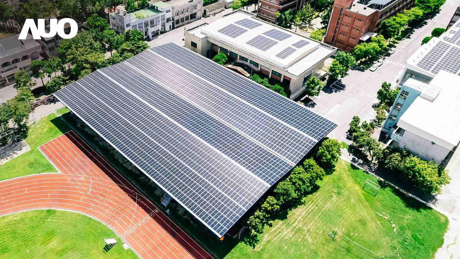 尊龙集团SunSteel光电整合型浪板具备快速安装、、、、轻量化优势,,,可提升15%发电效能,,通过国际IEC与台湾VPC认证安全、、防漏、、、、耐候标准