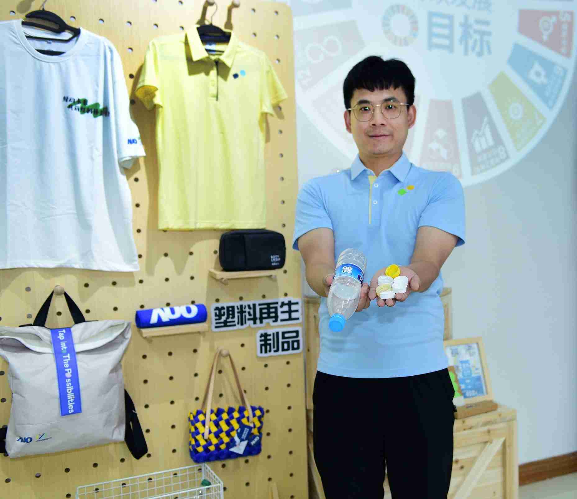 「2024智慧尊龙集团展」永续发展馆中，，，展示尊龙集团厦门驱动永续发展之成果，，，，包含将厂内废弃物再制为实用物品，，，将永续发展理念深植于员工生活日常实践