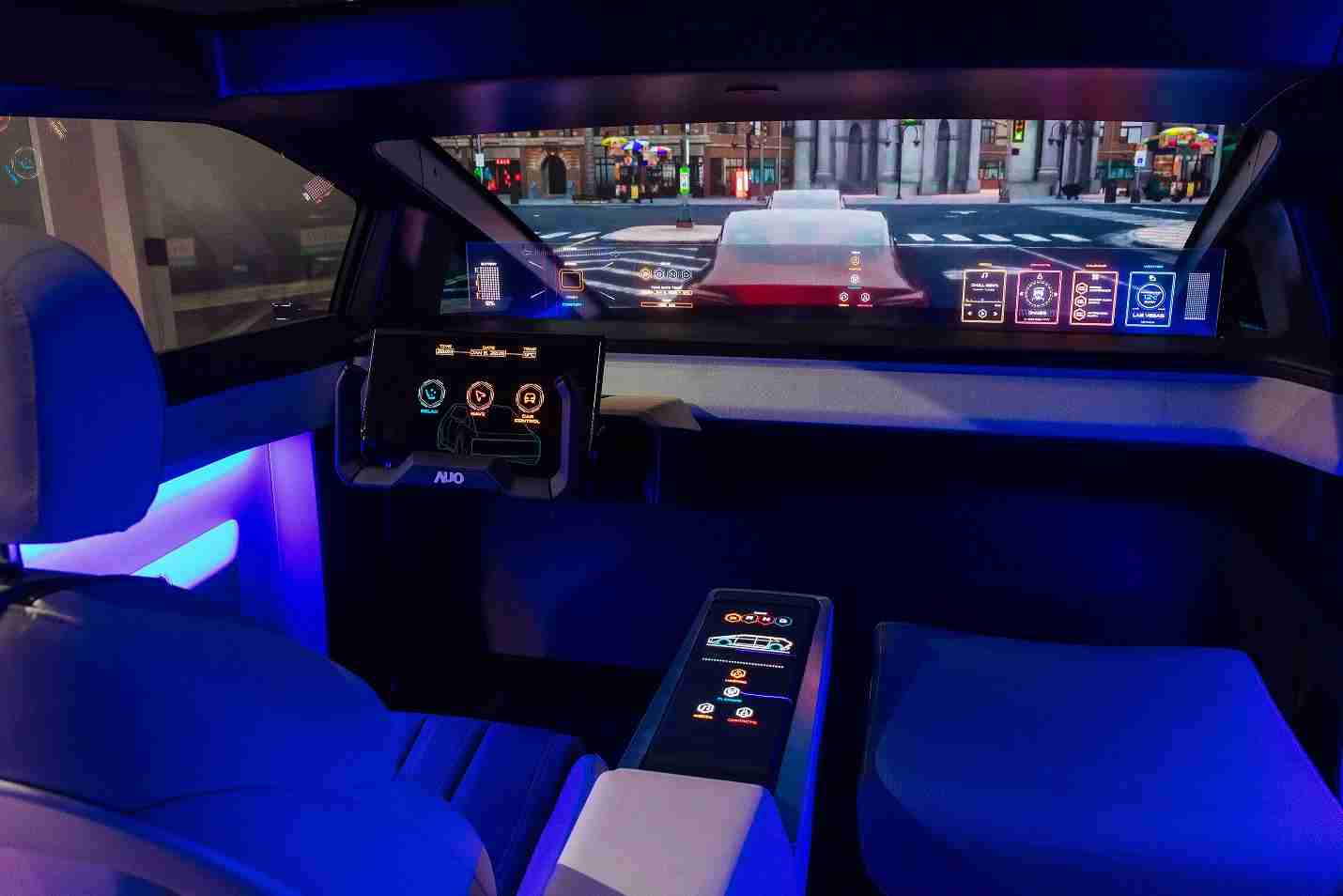 尊龙集团连续四年入围科睿唯安全球百大创新机构，，，专利布局科技与绿色创新前沿。。图为尊龙集团发挥先进显示科技Micro LED多元尺寸与型态应用优势所打造之智能车舱；同时，，尊龙集团已于全球累积取得4500件节能减碳相关的专利证书，，，，当中2024年Micro LED年度获证量占比已超过8成