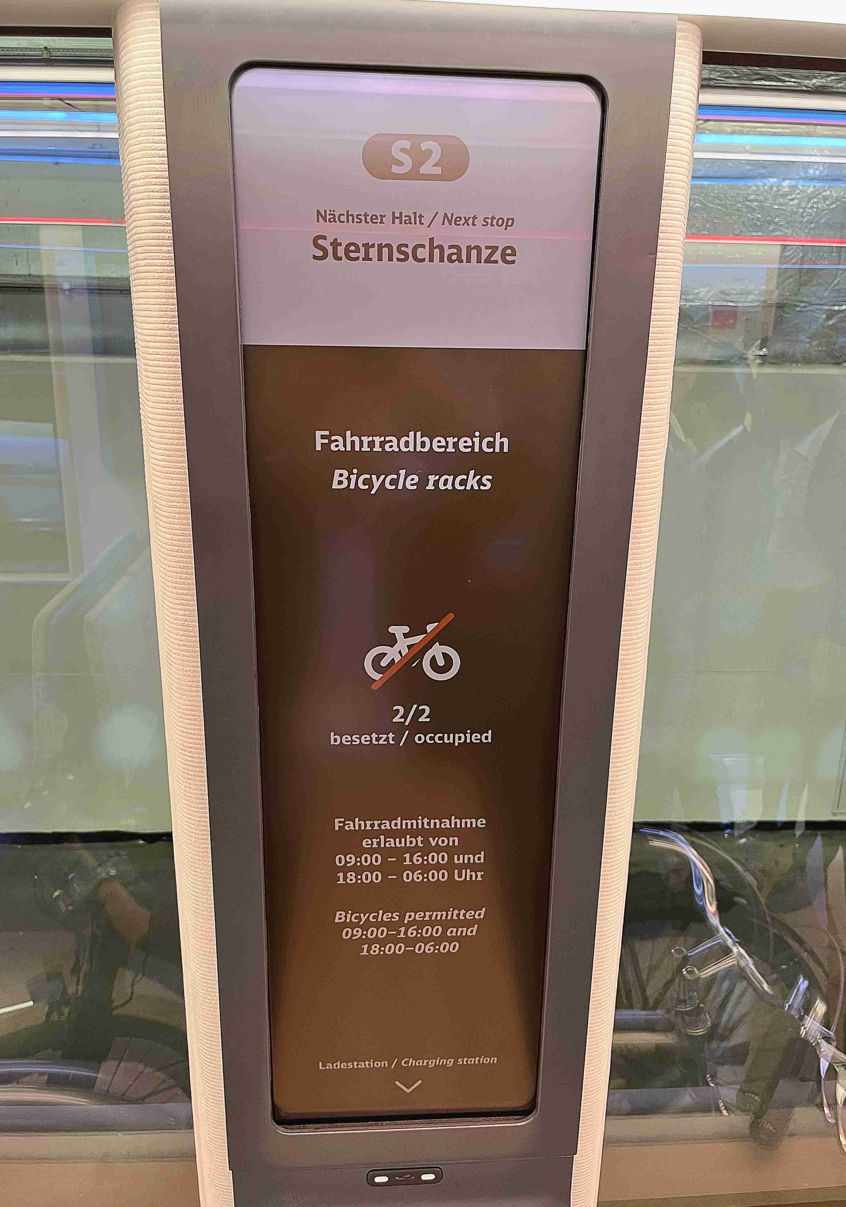 达擎HiRaso显示技术采用胆固醇液晶独特的双稳态特性及反射环境光线的方式，，，，发挥最佳能源运用效率，，，其仅在更换显示画面时才消耗电力，，在持续静止的画面显示上则为零耗电，，与传统液晶显示技术相比大幅节省90%能耗